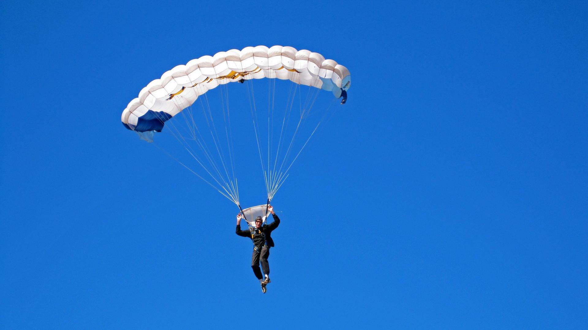 爱游戏娱乐-台球比赛现场：紧张激烈的对决，台球惊呆全场视频