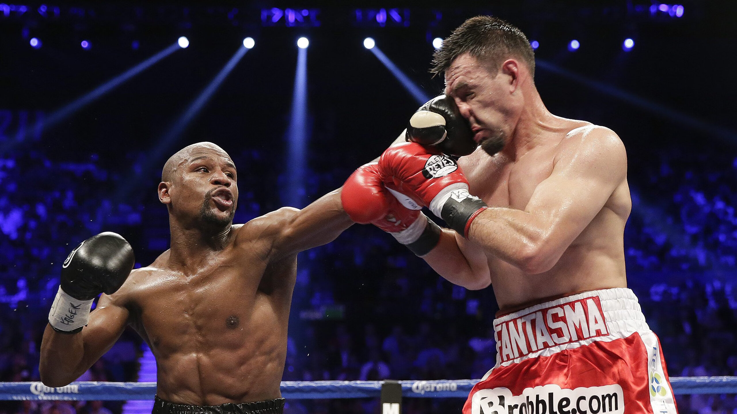 英超神奇瞬间不断，精彩进球和高难扑救令人震撼，英超球队进球纪录