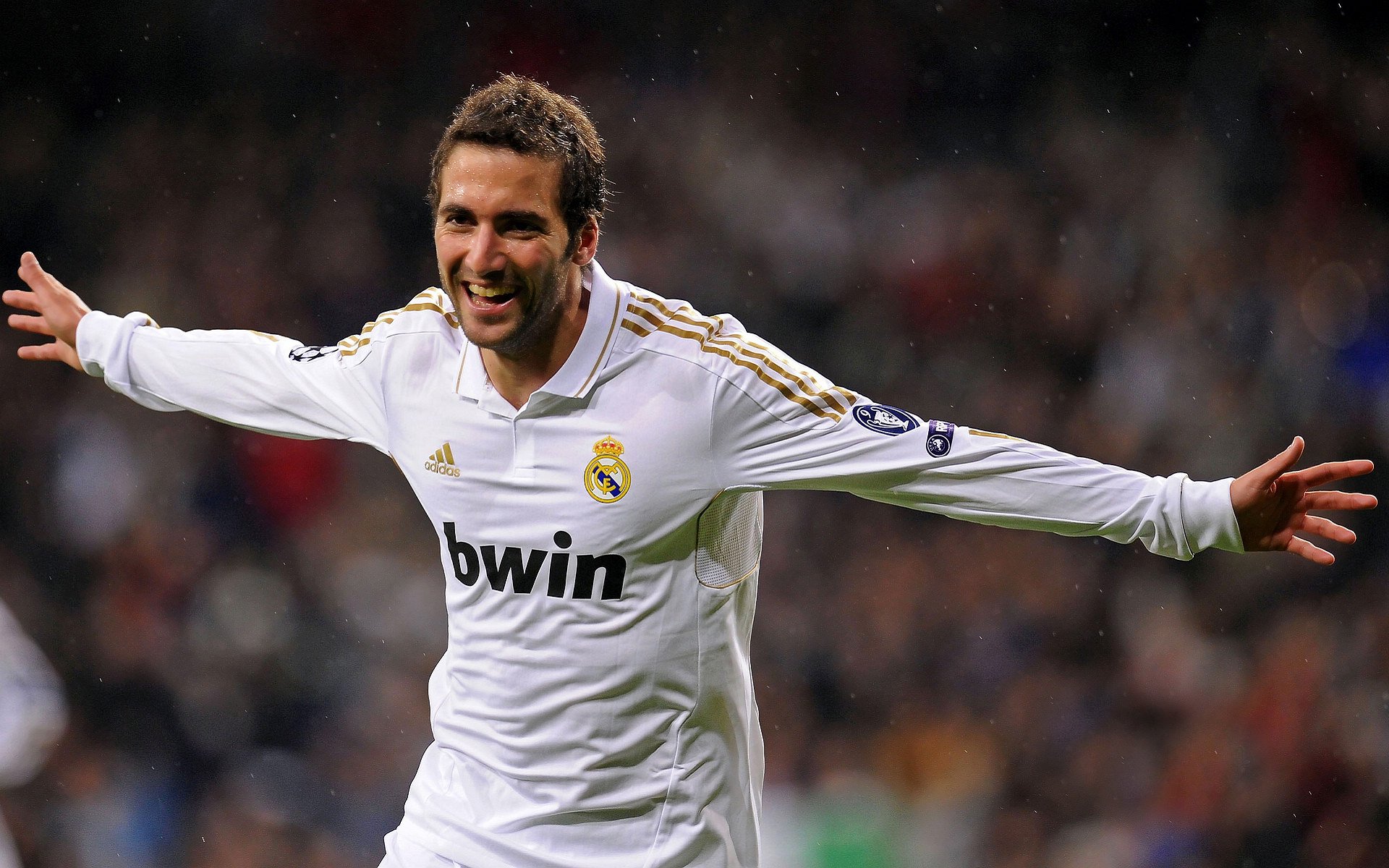 英超神奇瞬间不断，精彩进球和高难扑救令人震撼，英超球队进球纪录